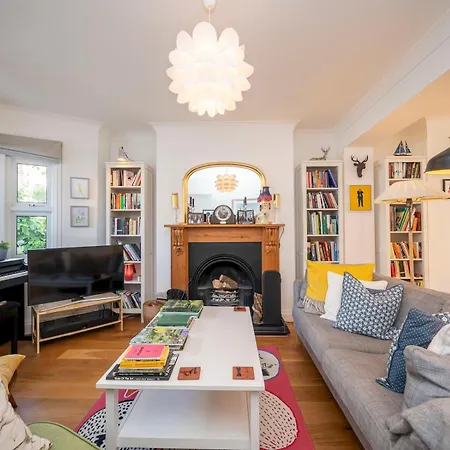 Pass The Keys Stylishly Designed Townhouse - Garden Oasis Holiday home
