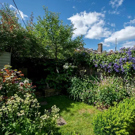 Holiday home Pass The Keys Stylishly Designed Townhouse - Garden Oasis