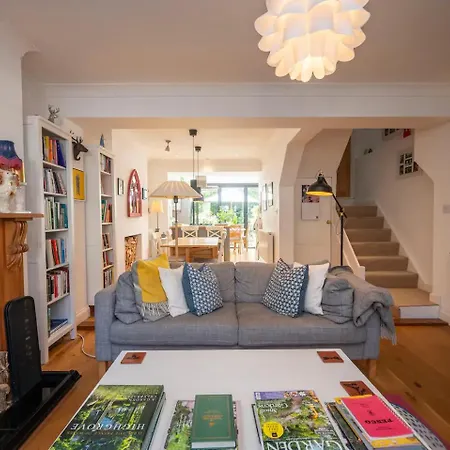 Pass The Keys Stylishly Designed Townhouse - Garden Oasis London