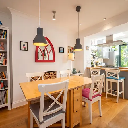 Pass The Keys Stylishly Designed Townhouse - Garden Oasis Holiday home London