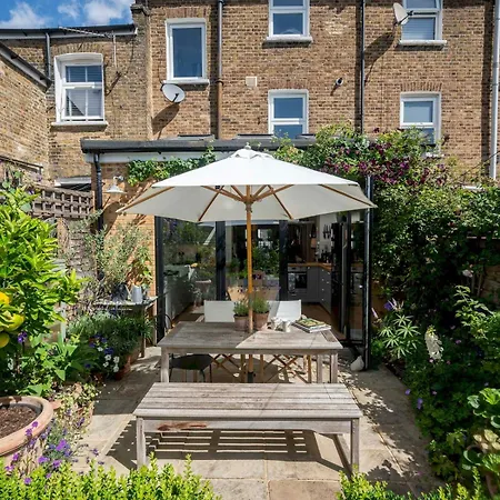 Pass The Keys Stylishly Designed Townhouse - Garden Oasis *