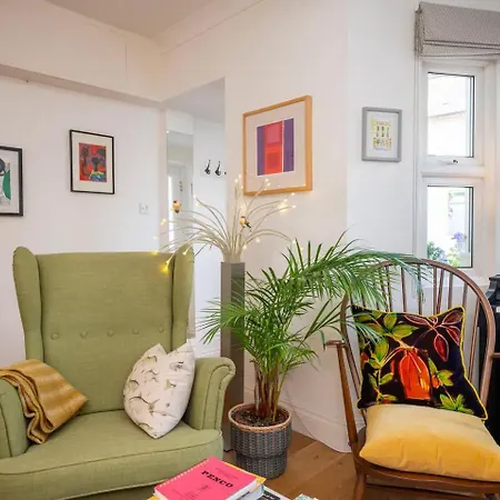 Pass The Keys Stylishly Designed Townhouse - Garden Oasis London