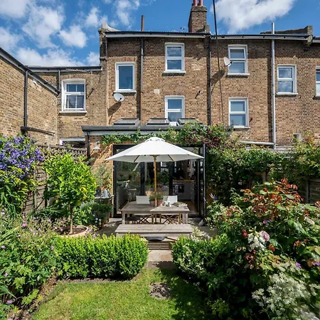 Pass The Keys Stylishly Designed Townhouse - Garden Oasis Holiday home