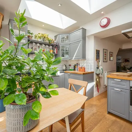 Pass The Keys Stylishly Designed Townhouse - Garden Oasis *