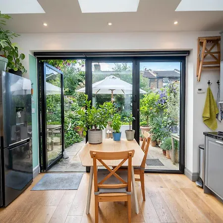Pass The Keys Stylishly Designed Townhouse - Garden Oasis Holiday home