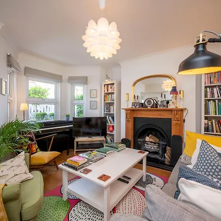 Pass The Keys Stylishly Designed Townhouse - Garden Oasis Holiday home *