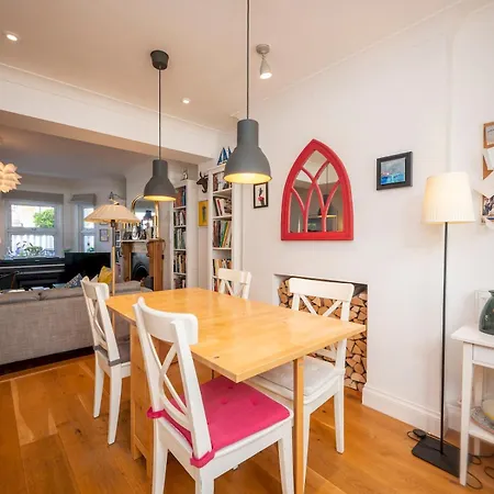 Pass The Keys Stylishly Designed Townhouse - Garden Oasis Holiday home London