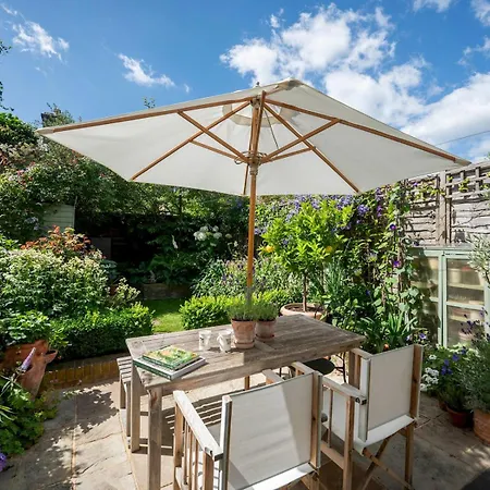 Pass The Keys Stylishly Designed Townhouse - Garden Oasis Holiday home *