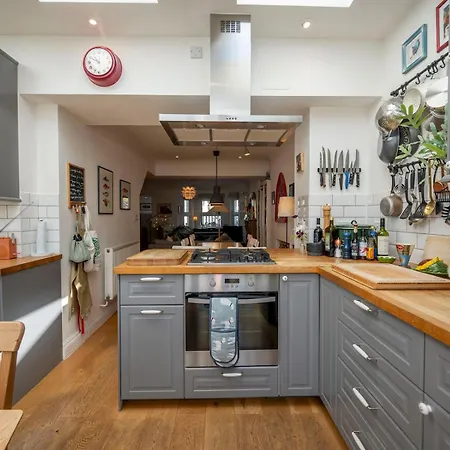 Pass The Keys Stylishly Designed Townhouse - Garden Oasis Holiday home London