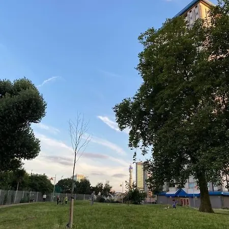 Comfy Entire Flat With View Balcony In Regents Park, Camden, דירה