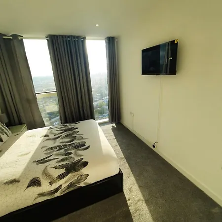 Spacious 3 Bed With Stunning Views * Londra