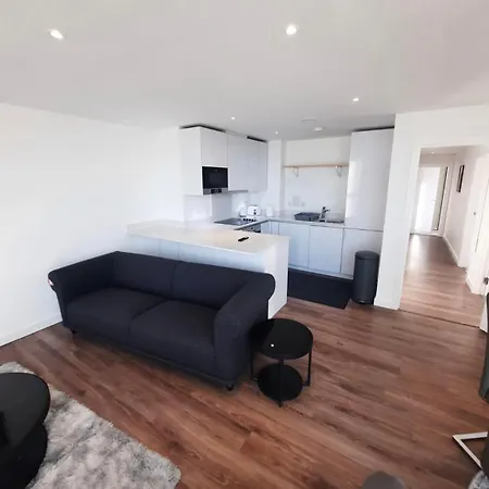 Spacious 3 Bed With Stunning Views Appartamento