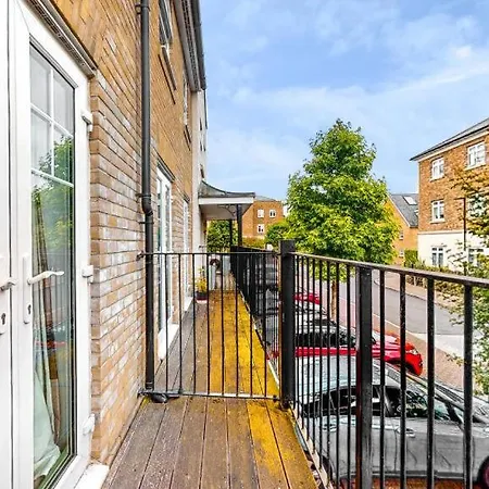 Common- Double Bedroom With En-suite With Private Lounge In Shared Town House Bromley