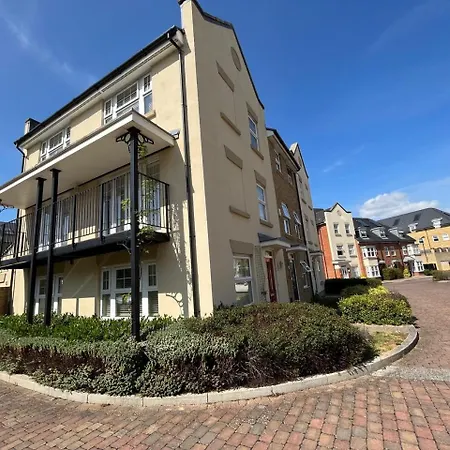 Common- Double Bedroom With En-suite With Private Lounge In Shared Town House Homestay *