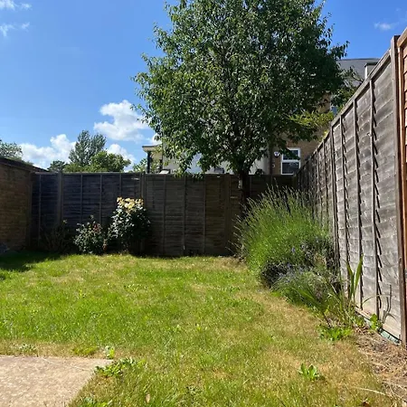 Homestay Common- Double Bedroom With En-suite With Private Lounge In Shared Town House Bromley