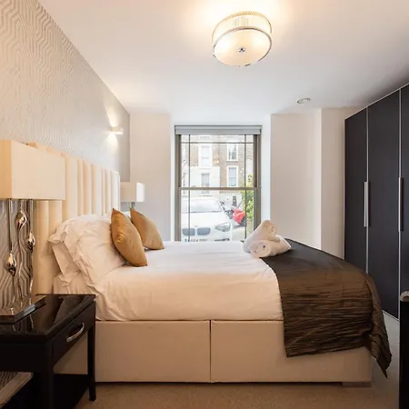 Modern, Spacious With Patio * London