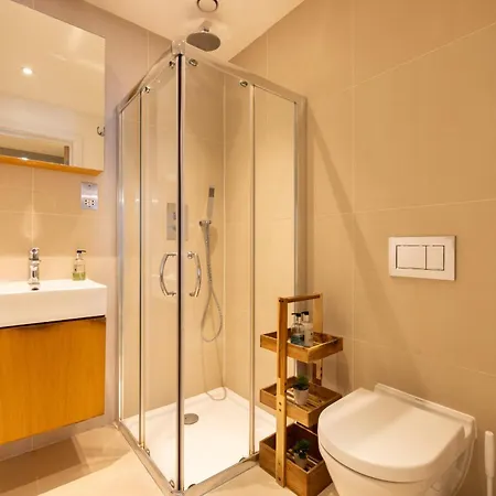Modern, Spacious With Patio Apartment London