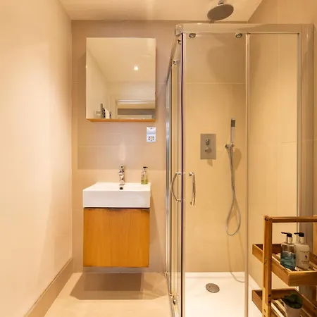 Modern, Spacious With Patio Apartment *