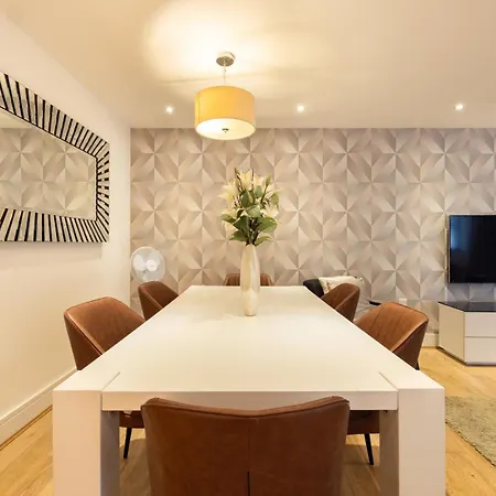 Modern, Spacious With Patio *