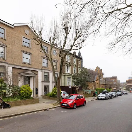 Modern, Spacious With Patio London