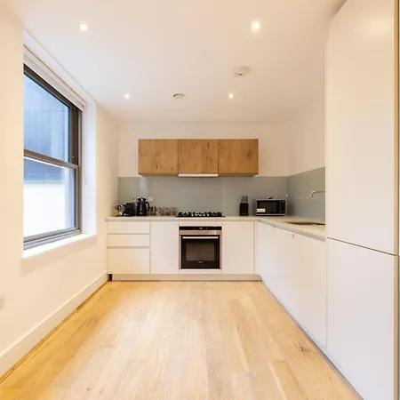 Modern, Spacious With Patio *