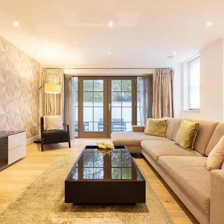 Apartment Modern, Spacious With Patio London