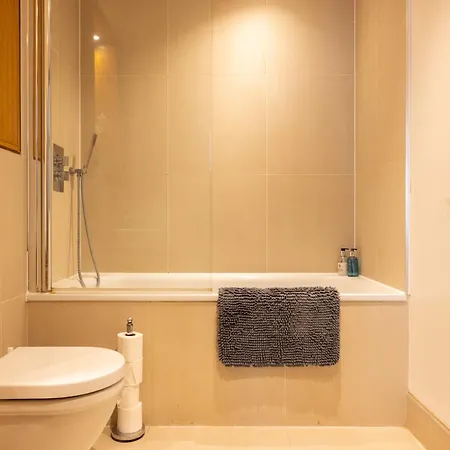 Modern, Spacious With Patio * London