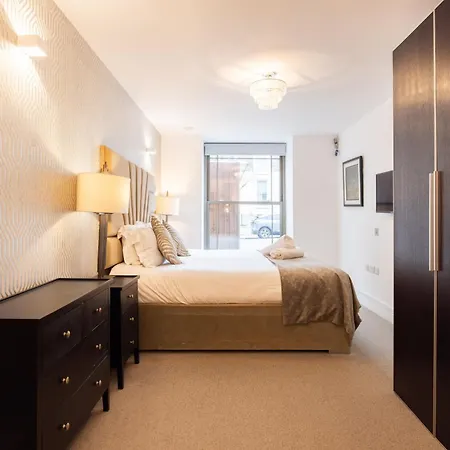 Modern, Spacious With Patio Apartment *