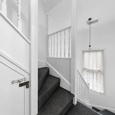 Appartamento & Modern 1 Bed - 3min To Train Station & Sleeps 4 - The Holloway *