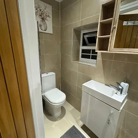 One Bedroom Flat Park Avenue London