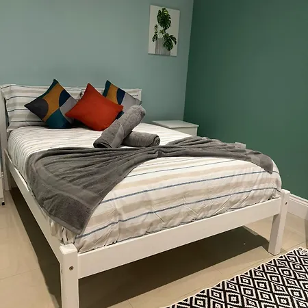 One Bedroom Flat Park Avenue Apartment