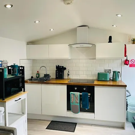 Heathrow Airport 10 Mins Drive L Free Secure Parking L Tiny House With Courtyard