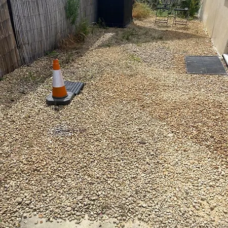 Heathrow Airport 10 Mins Drive L Free Secure Parking L Tiny House With Courtyard Hillingdon