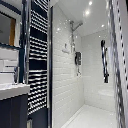Heathrow Airport 10 Mins Drive L Free Secure Parking L Tiny House With Courtyard
