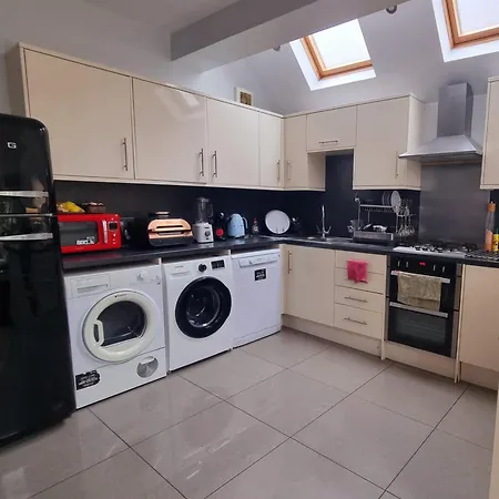 Big Double Room, 20 Mins To Guest house