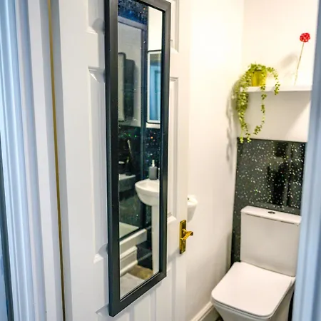 2 Bedroom 2 Bath Ensuite With Gated Parking * New Barnet