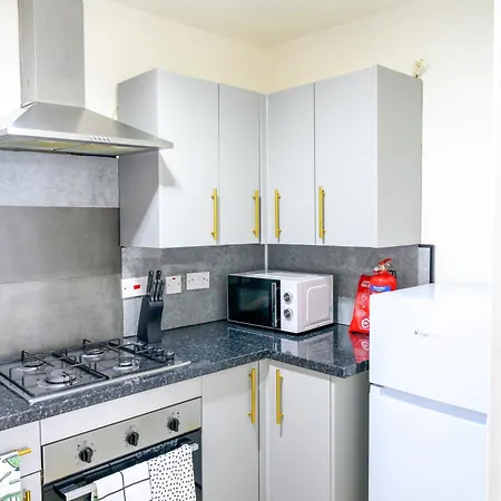 2 Bedroom 2 Bath Ensuite With Gated Parking * New Barnet