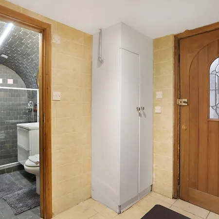 Spacious 2 Bedroom Flat Near Hyde Park By Beiroom