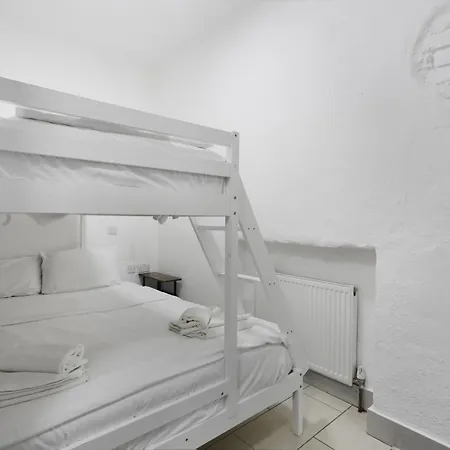 Spacious 2 Bedroom Flat Near Hyde Park By Beiroom Apartment *