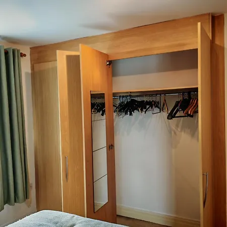 Spacious & Cosy Double And Single Bedrooms Close To & Colindale Tube Stations Apartment Hendon