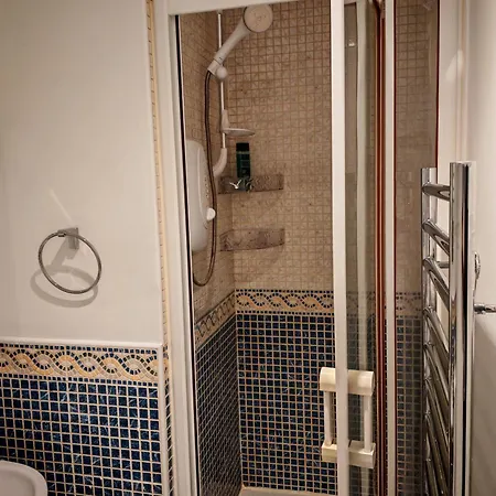 Spacious & Cosy Double And Single Bedrooms Close To & Colindale Tube Stations *