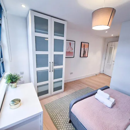 Modern & 3bedroom Flat With Pvt Balcony Steps From Regent's Park Apartment London