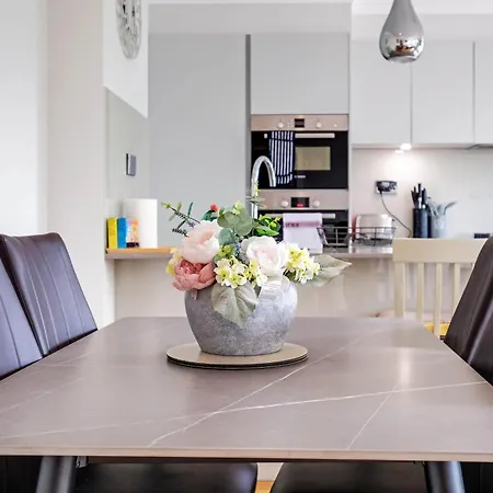 The Concord Modern 1 Bedroom Apartment