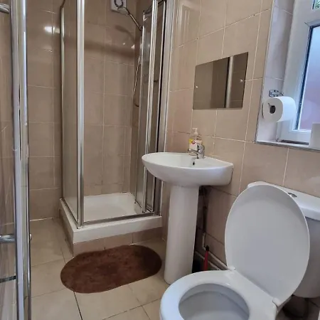2 Bed Ground Floor Flat With Garden Next To Turnpike Lane Tube & Bus