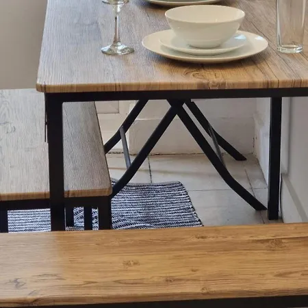 アパート 2 Bed Ground Floor Flat With Garden Next To Turnpike Lane Tube & Bus ロンドン