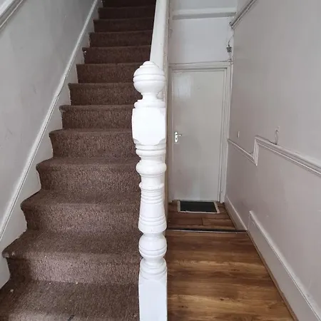 2 Bed Ground Floor Flat With Garden Next To Turnpike Lane Tube & Bus