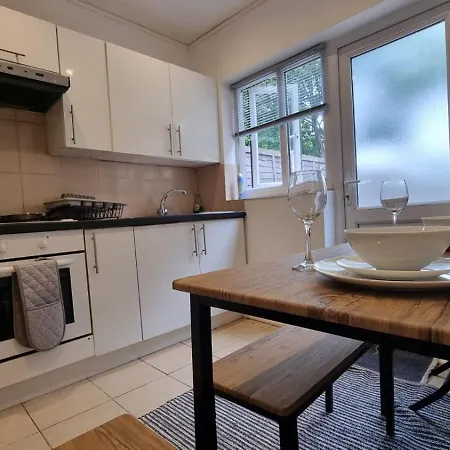 アパート 2 Bed Ground Floor Flat With Garden Next To Turnpike Lane Tube & Bus