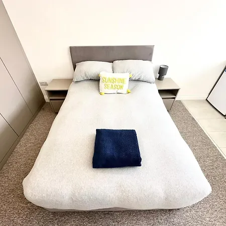 Sunny Modern, Private Apartment,15 Mins To London Apartment *