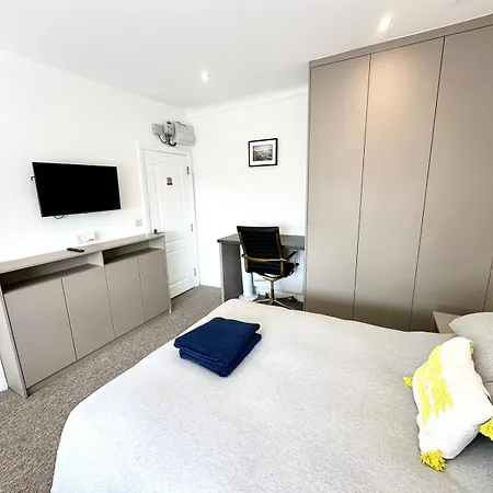 Sunny Modern, Private Apartment,15 Mins To London *