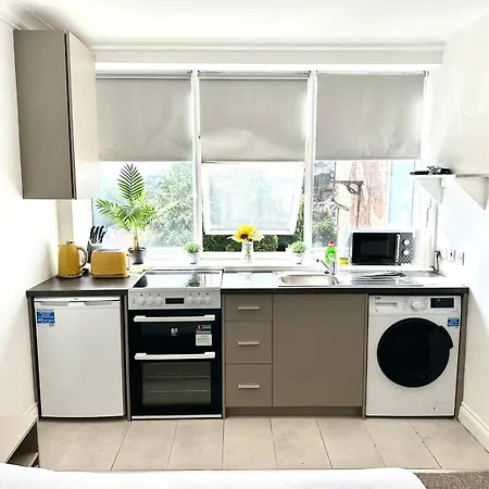 Apartment Sunny Modern, Private Apartment,15 Mins To London *